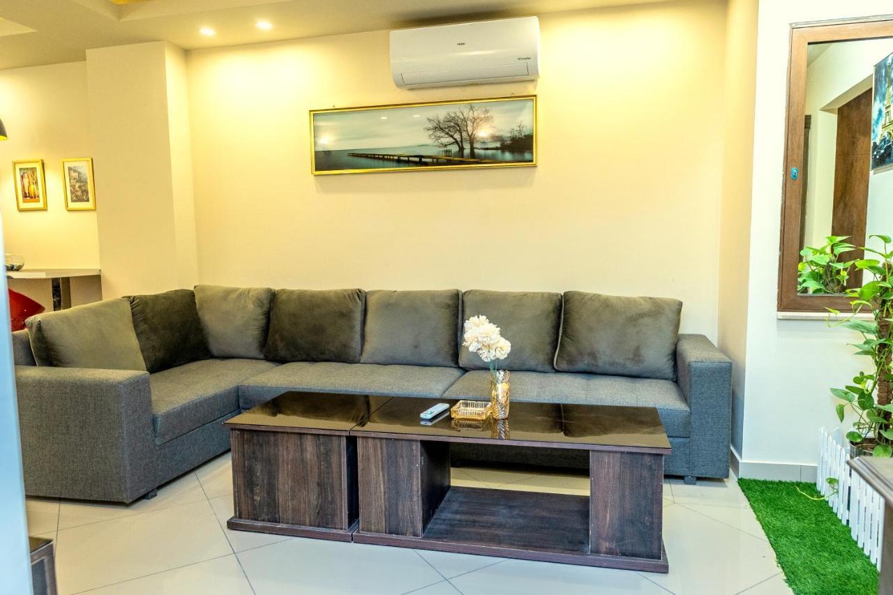 רוואלפינדי The Millenial Apartments & Suites Bahria Town מראה חיצוני תמונה