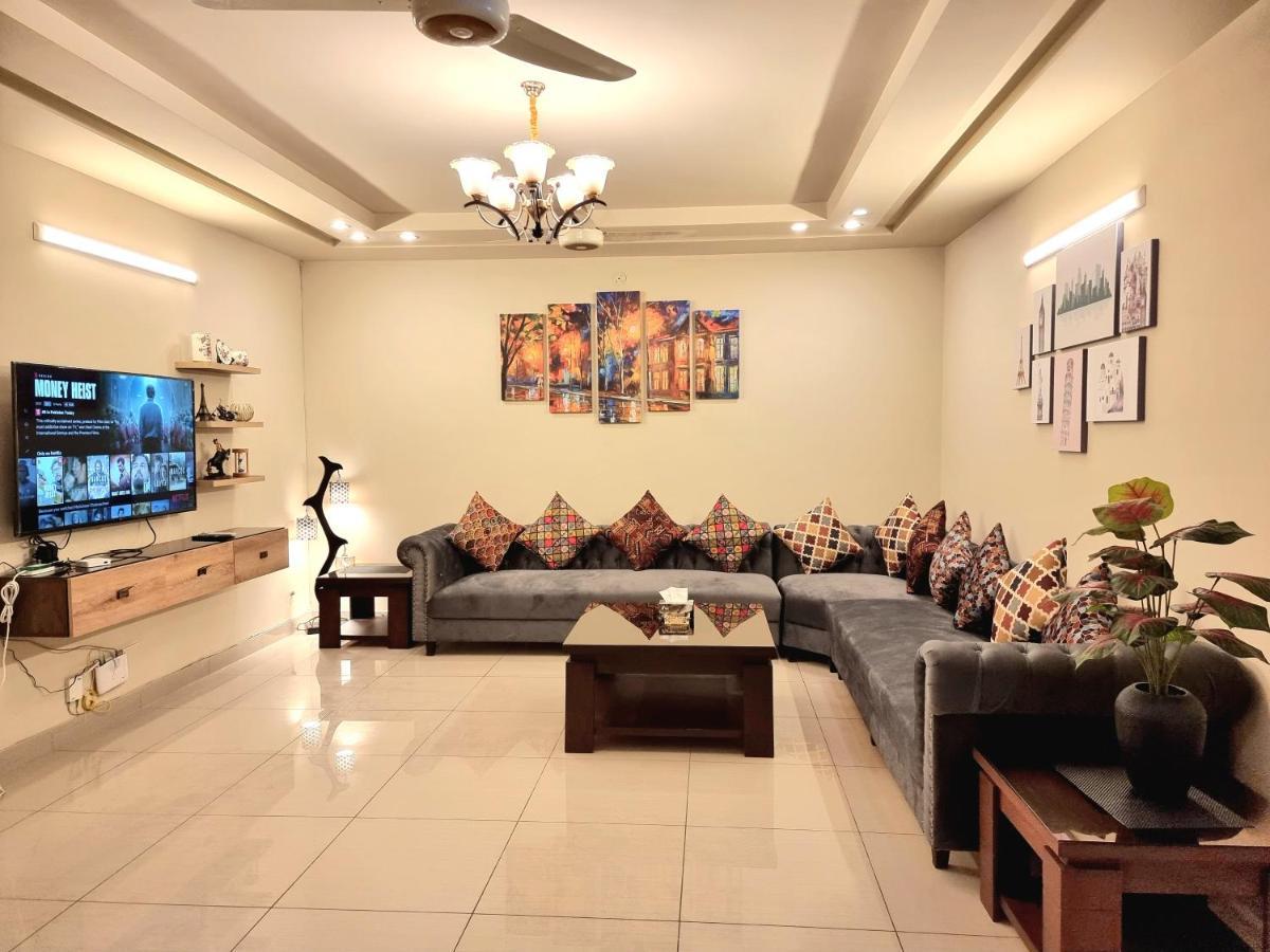 רוואלפינדי The Millenial Apartments & Suites Bahria Town מראה חיצוני תמונה
