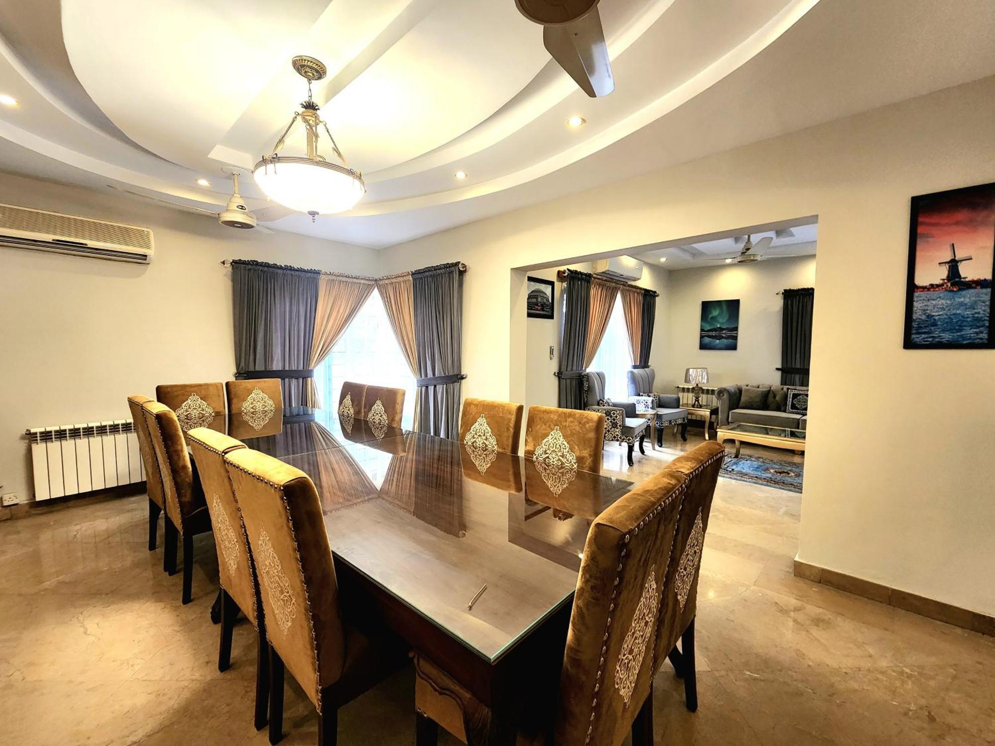 רוואלפינדי The Millenial Apartments & Suites Bahria Town חדר תמונה