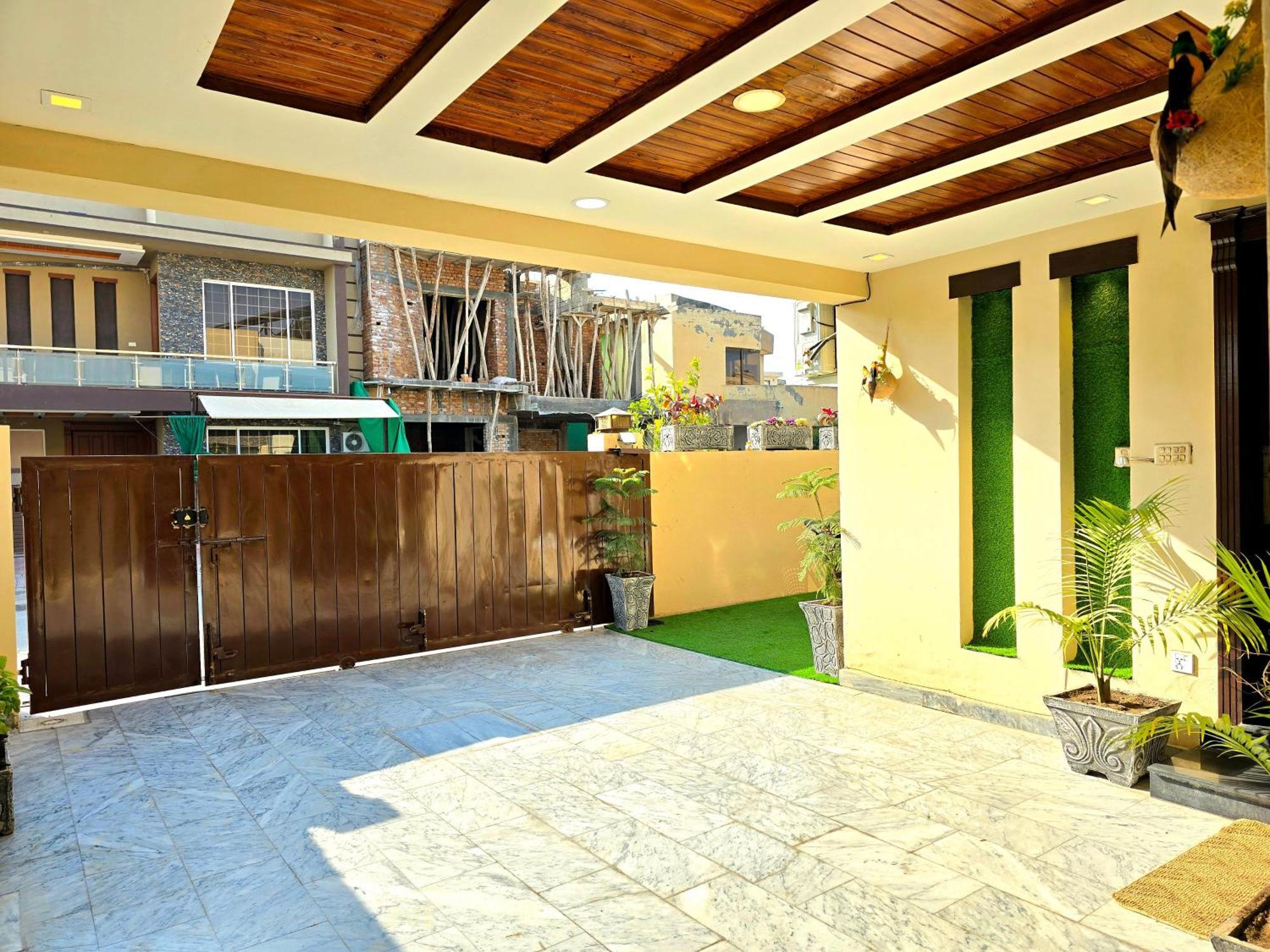 רוואלפינדי The Millenial Apartments & Suites Bahria Town חדר תמונה