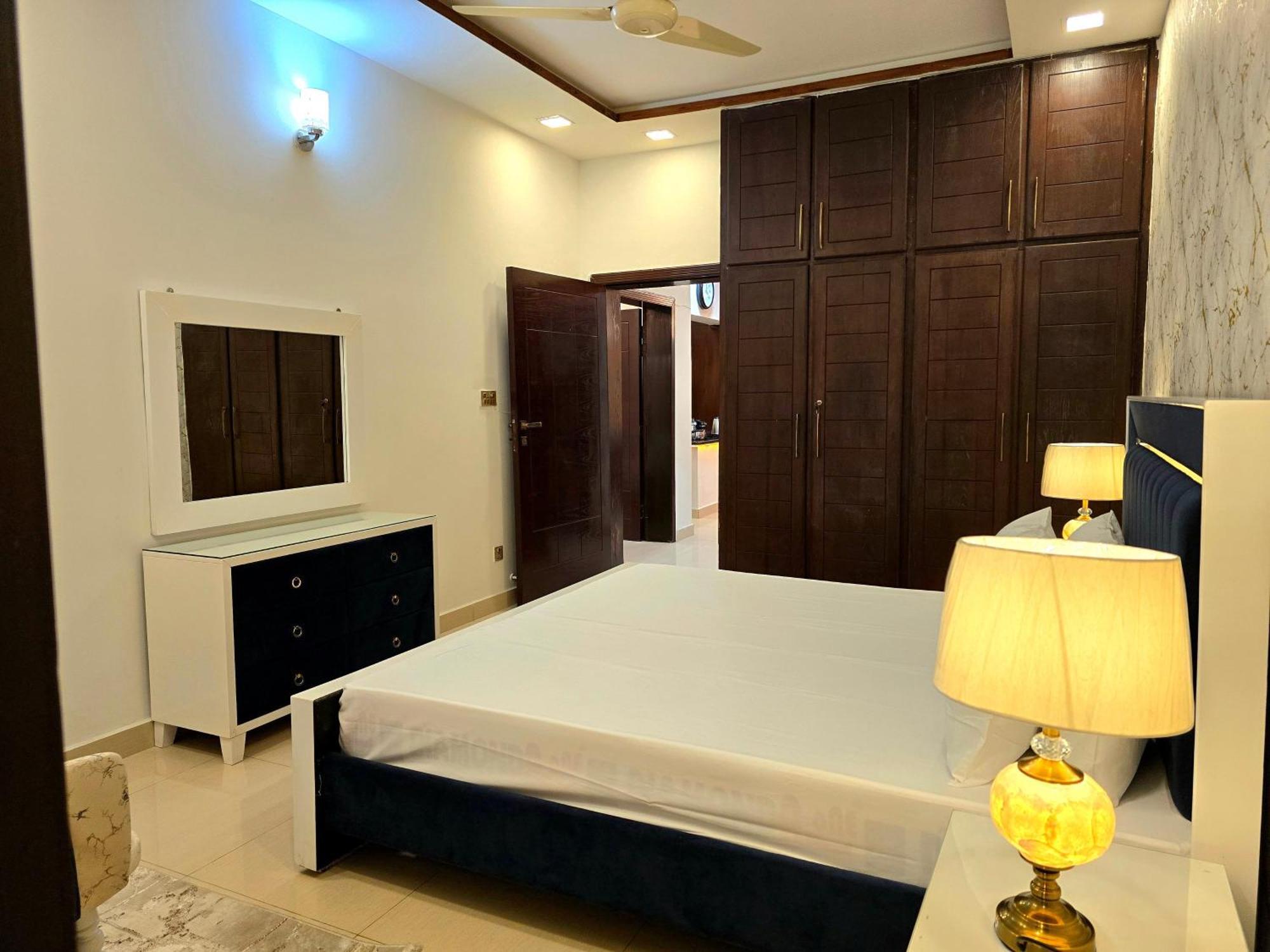 רוואלפינדי The Millenial Apartments & Suites Bahria Town מראה חיצוני תמונה