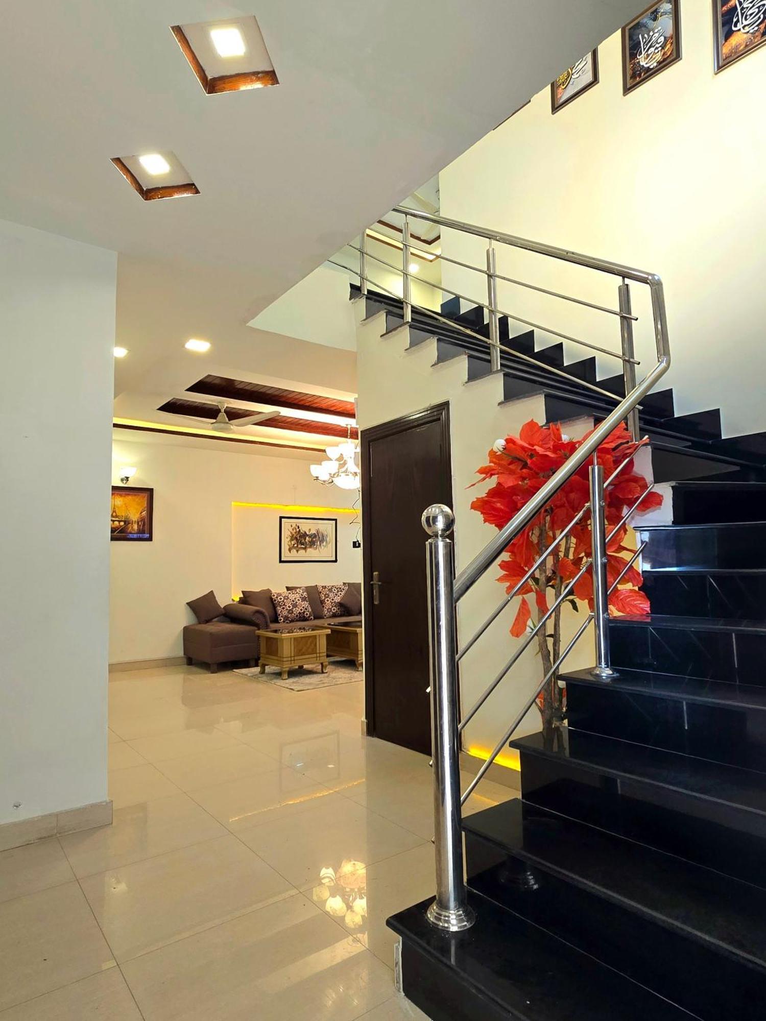 רוואלפינדי The Millenial Apartments & Suites Bahria Town חדר תמונה